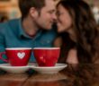 Liebe und Sicherheit im Dating Cafe. (Foto: AdobeStock Curioso.Photography _808221233)