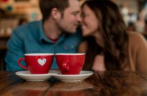 Liebe und Sicherheit im Dating Cafe. (Foto: AdobeStock Curioso.Photography _808221233)