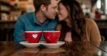 Liebe und Sicherheit im Dating Cafe. (Foto: AdobeStock Curioso.Photography _808221233)